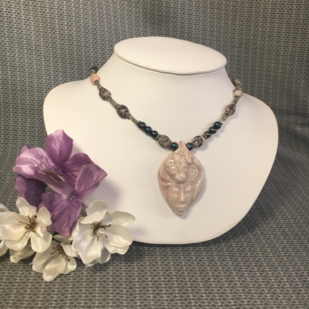 ⚡️LAST CHANCE!⚡️Ceramic goddess necklace